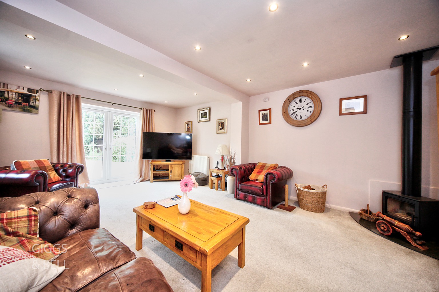 2 bed detached bungalow for sale in St Marys Rise, Hitchin  - Property Image 2