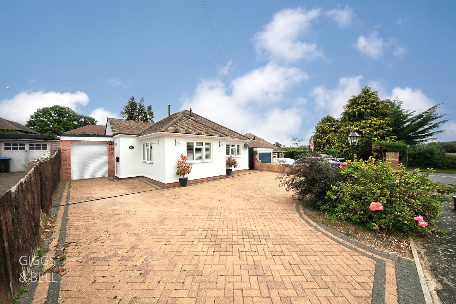 2 bed detached bungalow for sale in St Marys Rise, Hitchin  - Property Image 1