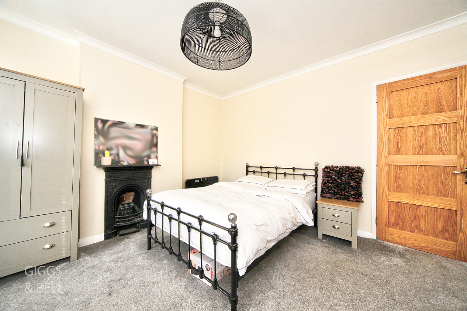 4 bed terraced house for sale in Stockwood Crescent, Bedfordshire  - Property Image 13