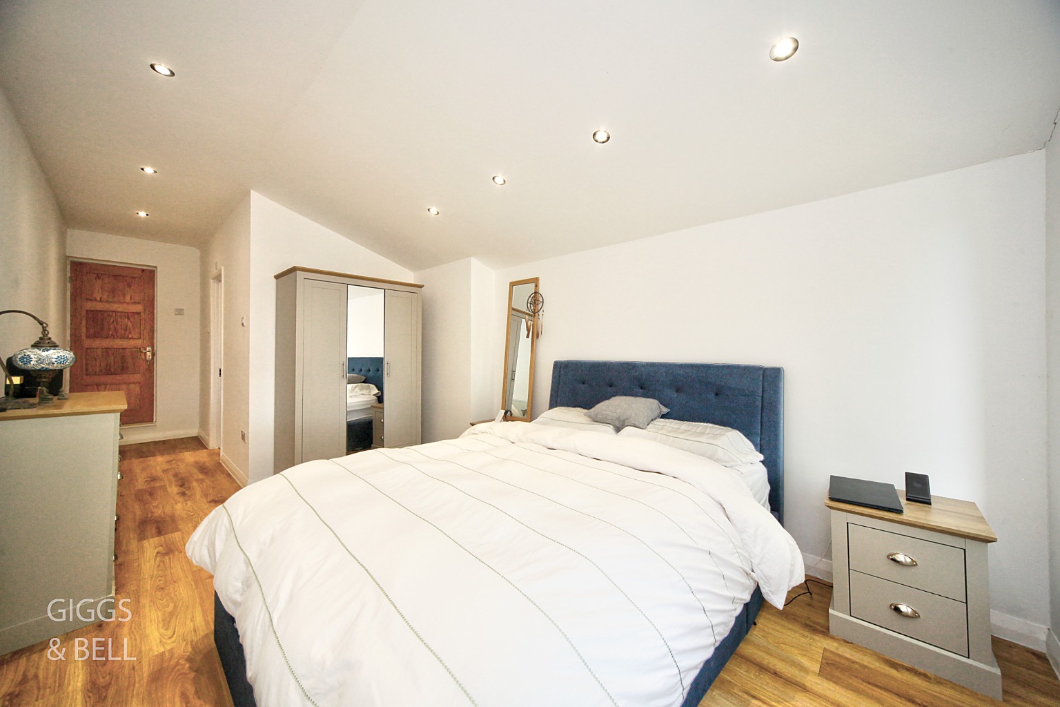 4 bed terraced house for sale in Stockwood Crescent, Bedfordshire  - Property Image 18