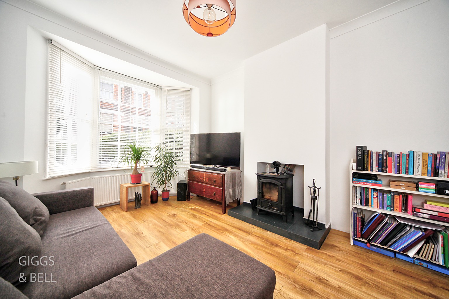 4 bed terraced house for sale in Stockwood Crescent, Bedfordshire 2