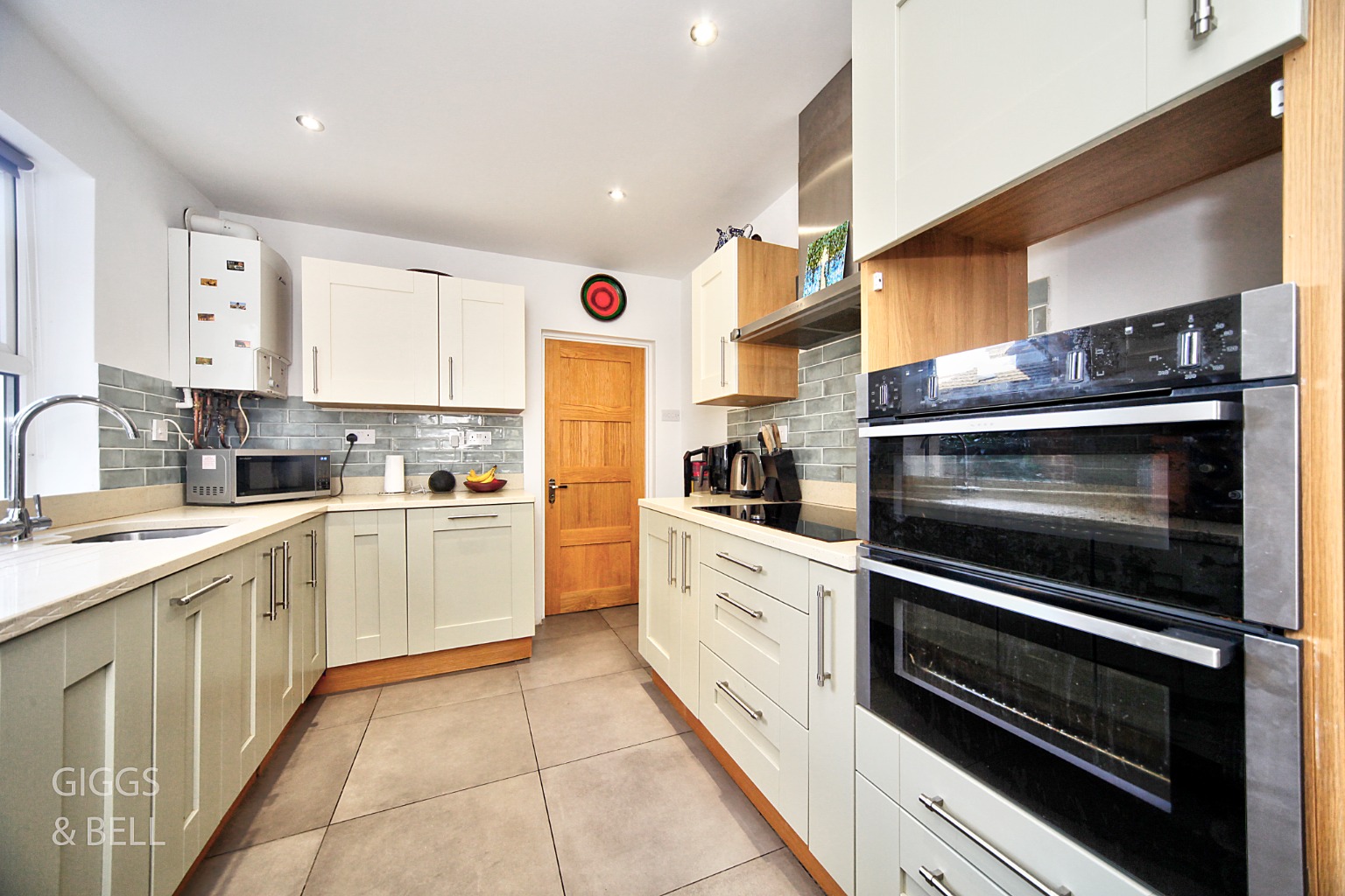 4 bed terraced house for sale in Stockwood Crescent, Bedfordshire 6