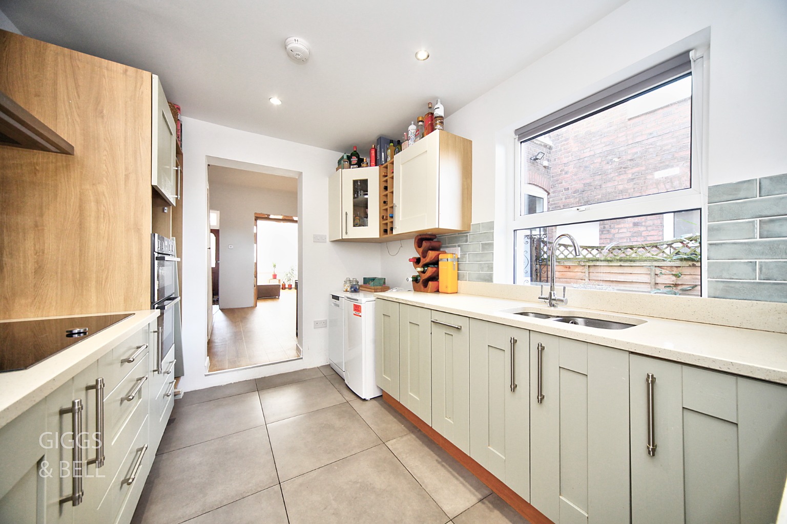 4 bed terraced house for sale in Stockwood Crescent, Bedfordshire  - Property Image 6