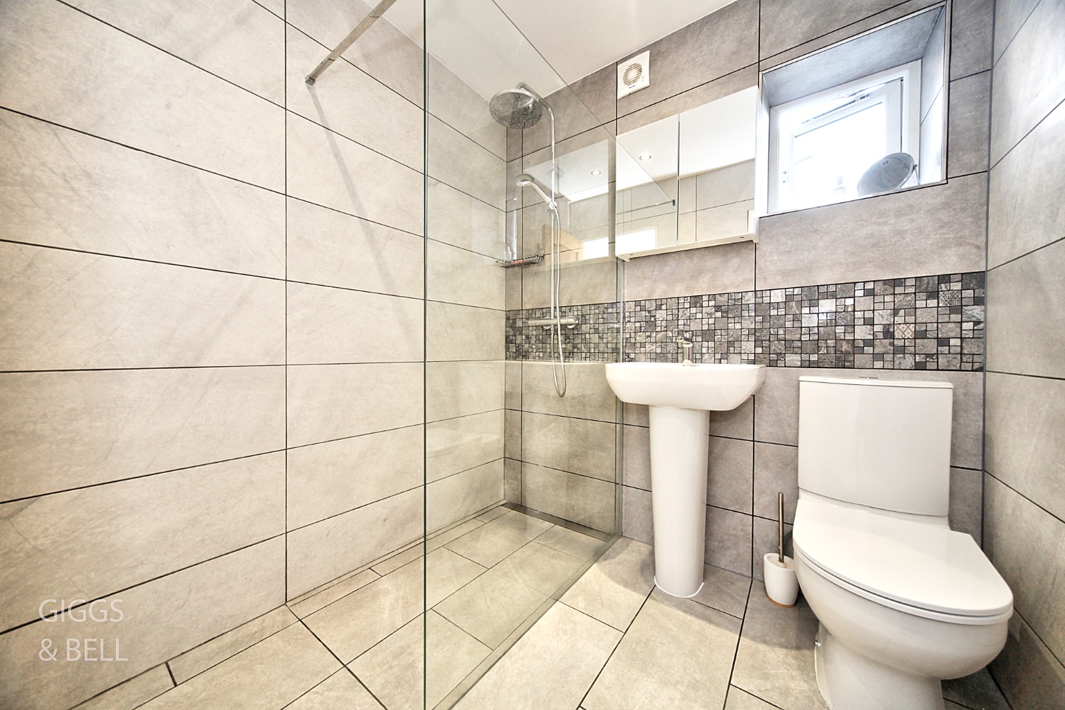 4 bed terraced house for sale in Stockwood Crescent, Bedfordshire 10