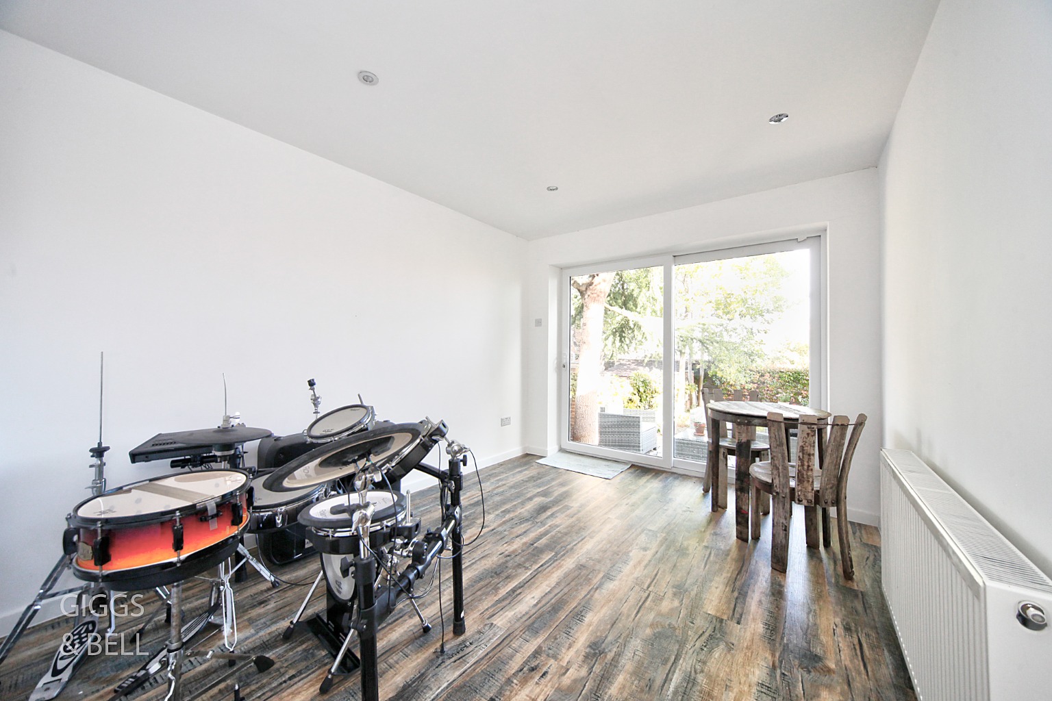 4 bed terraced house for sale in Stockwood Crescent, Bedfordshire  - Property Image 8