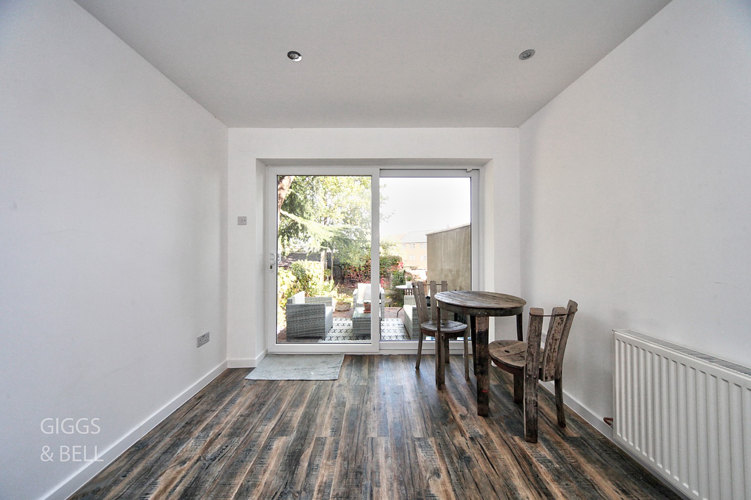 4 bed terraced house for sale in Stockwood Crescent, Bedfordshire  - Property Image 9