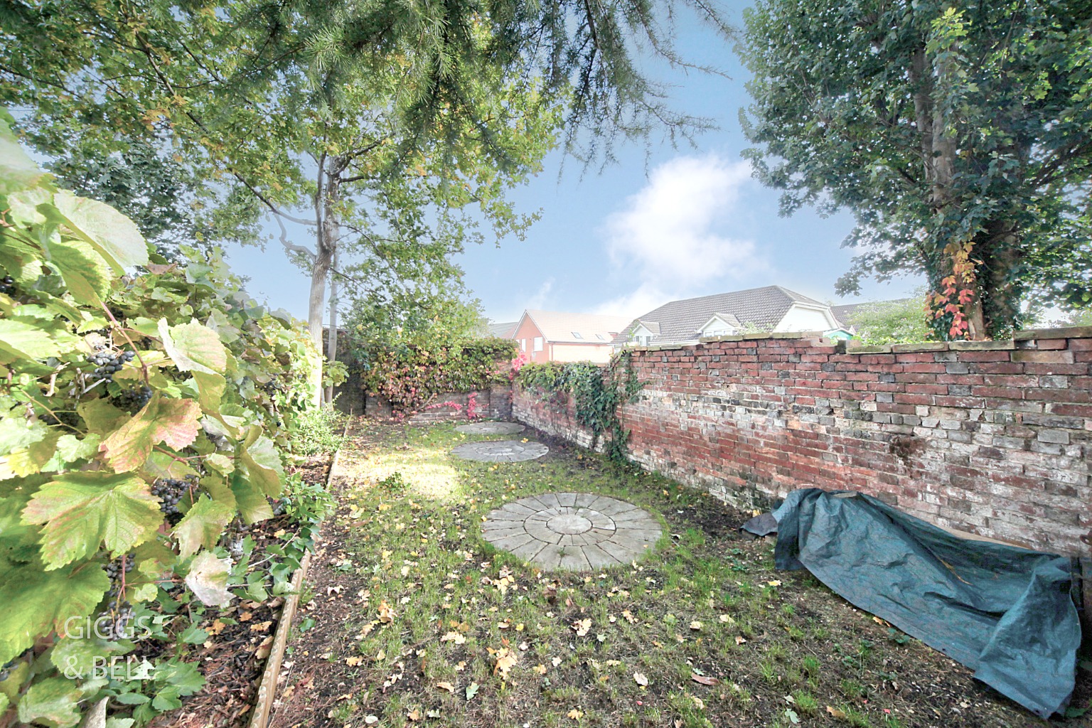 4 bed terraced house for sale in Stockwood Crescent, Bedfordshire  - Property Image 27