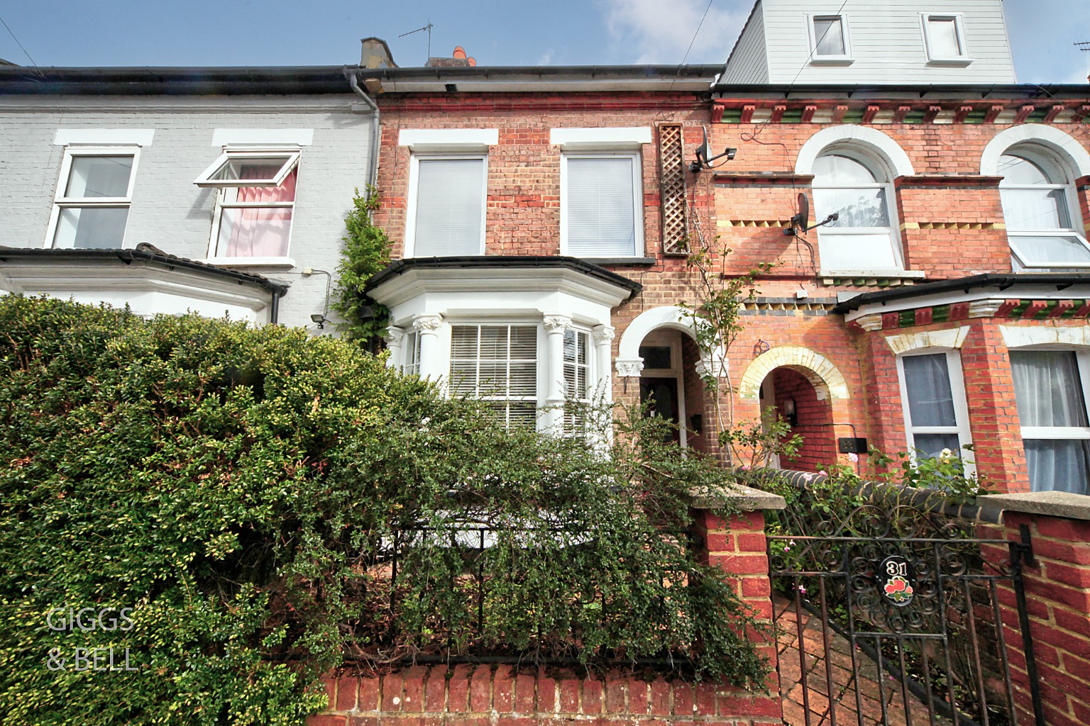 4 bed terraced house for sale in Stockwood Crescent, Bedfordshire, LU1 