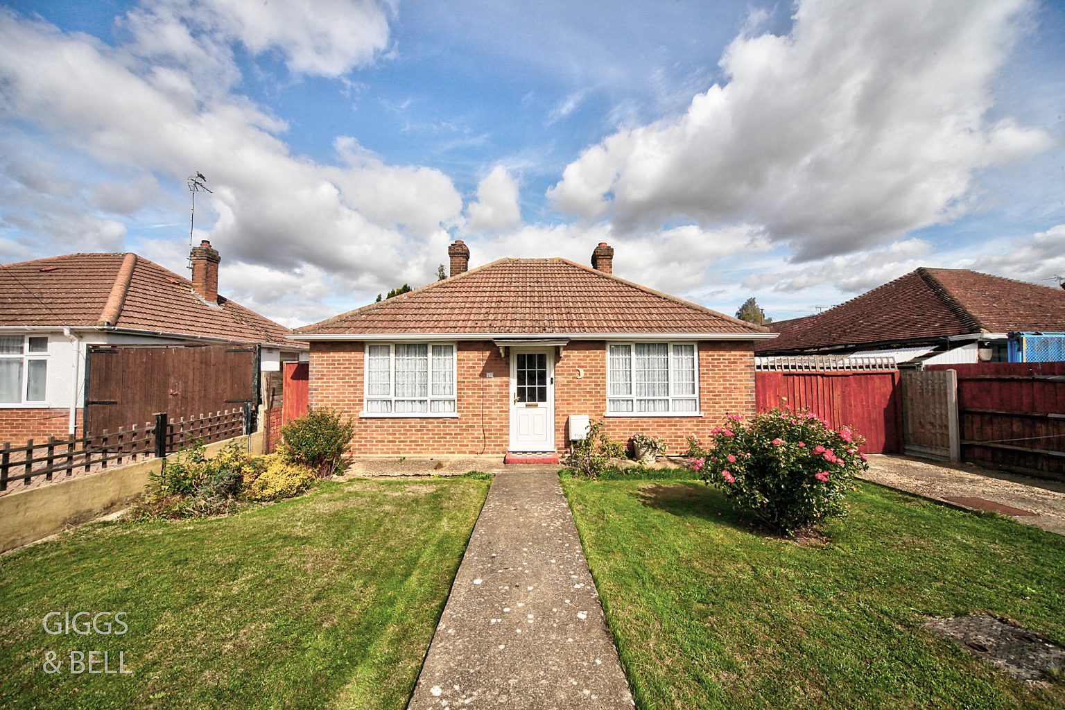 2 bed detached bungalow for sale in Wigmore Lane, Luton  - Property Image 1