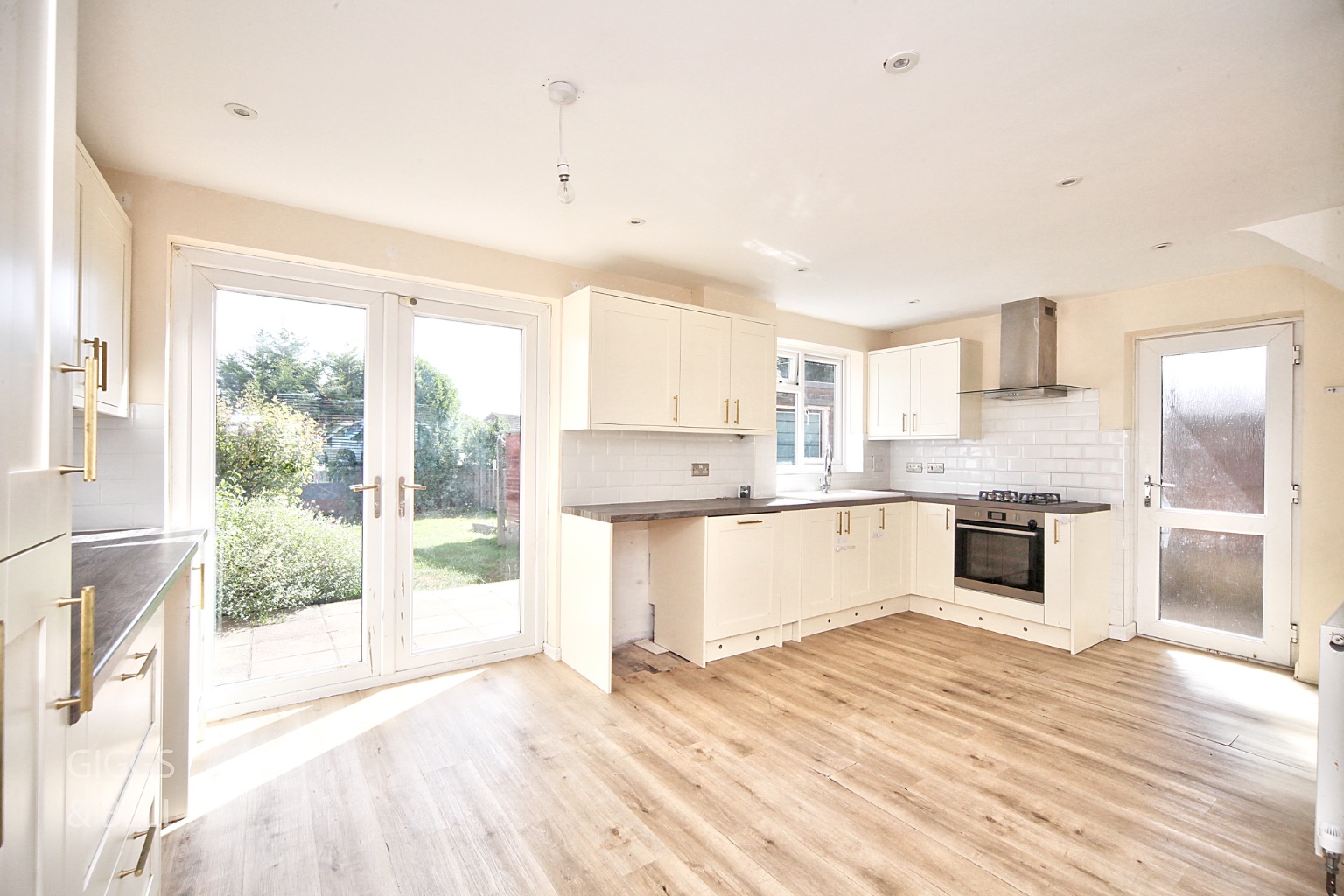 3 bed semi-detached house for sale in Sawtry Close, Luton  - Property Image 7