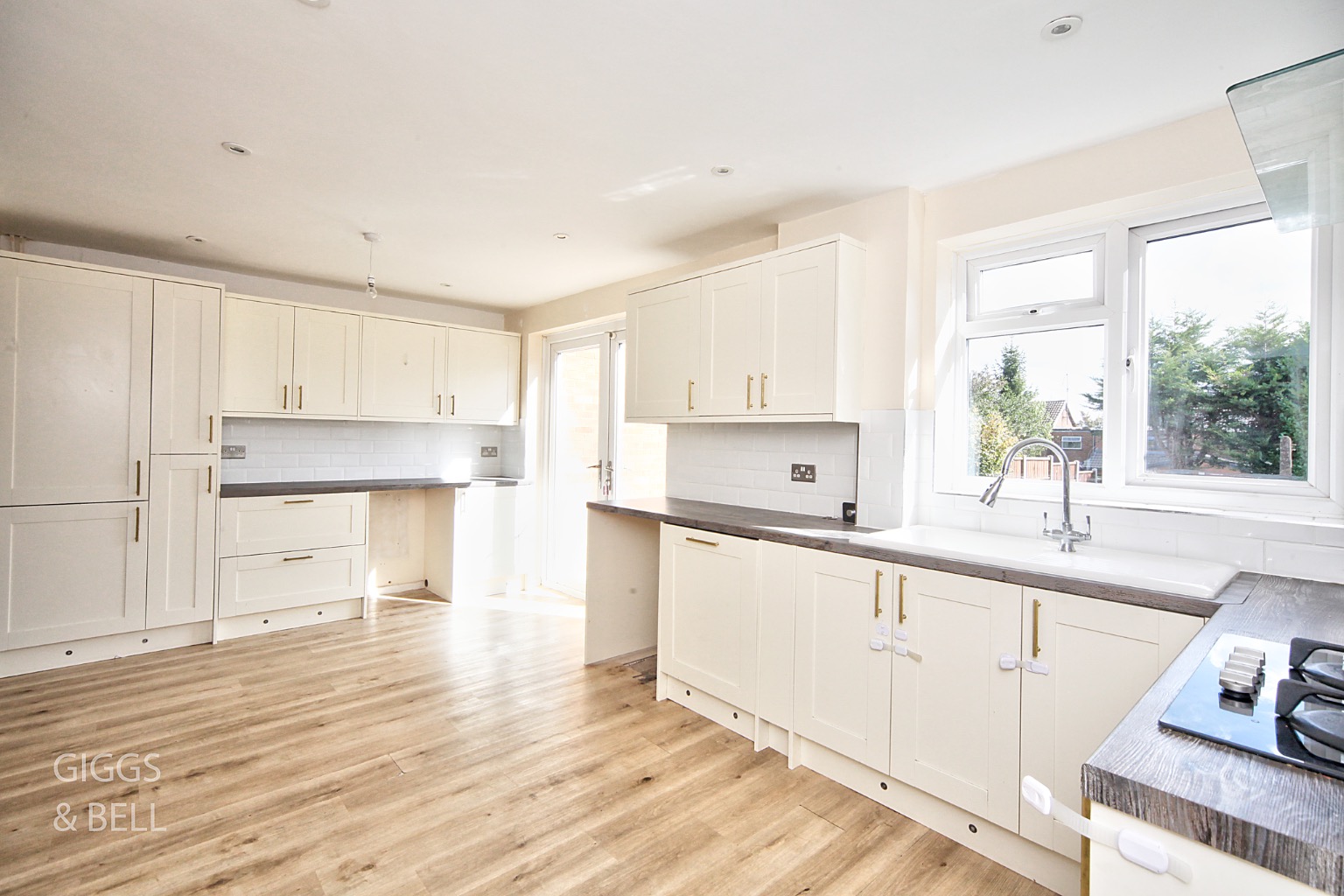 3 bed semi-detached house for sale in Sawtry Close, Luton  - Property Image 4