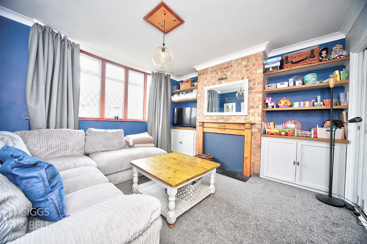 3 bed semi-detached house for sale in Hillary Crescent, Luton  - Property Image 3