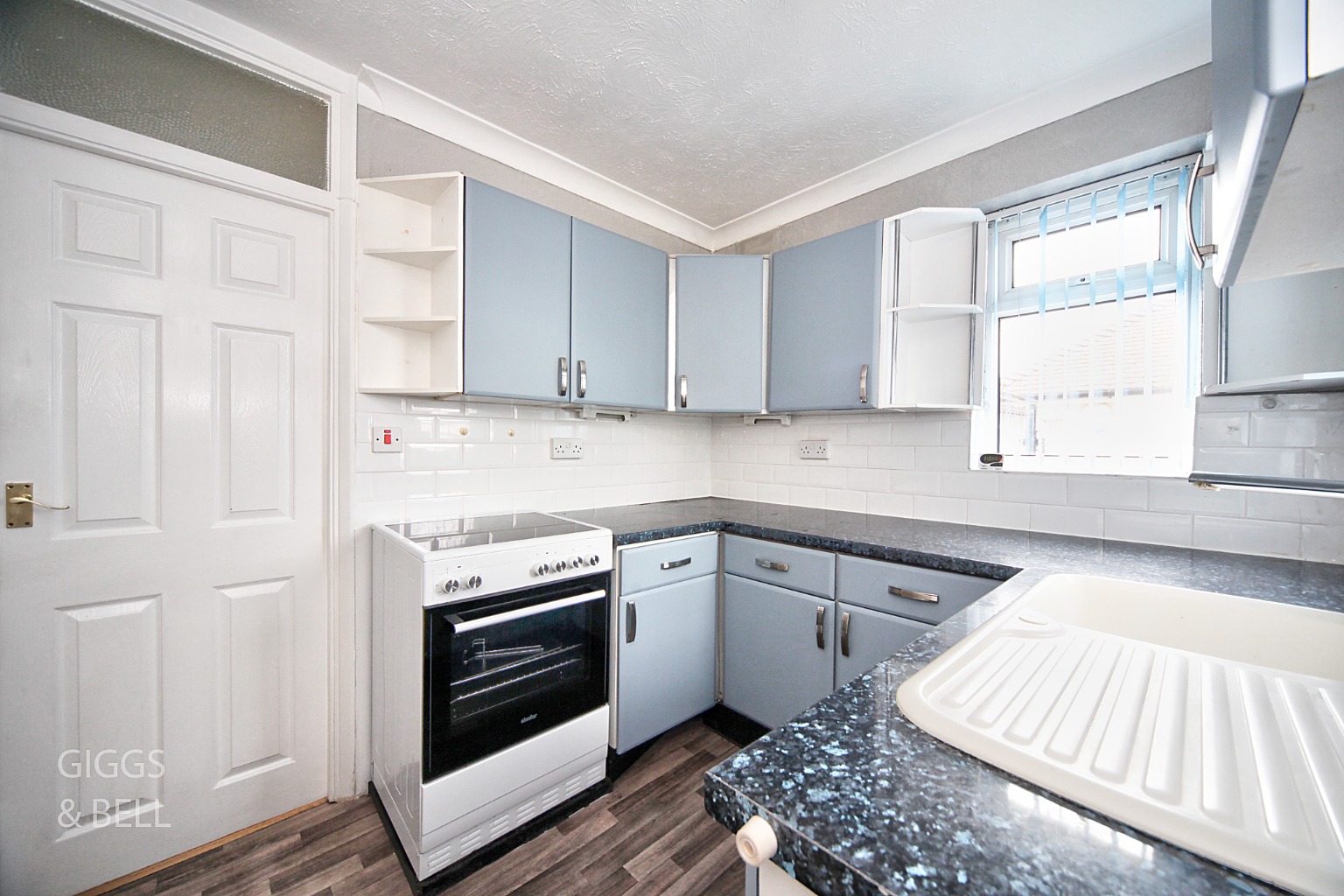 2 bed semi-detached bungalow for sale in Hathaway Close, Luton  - Property Image 7