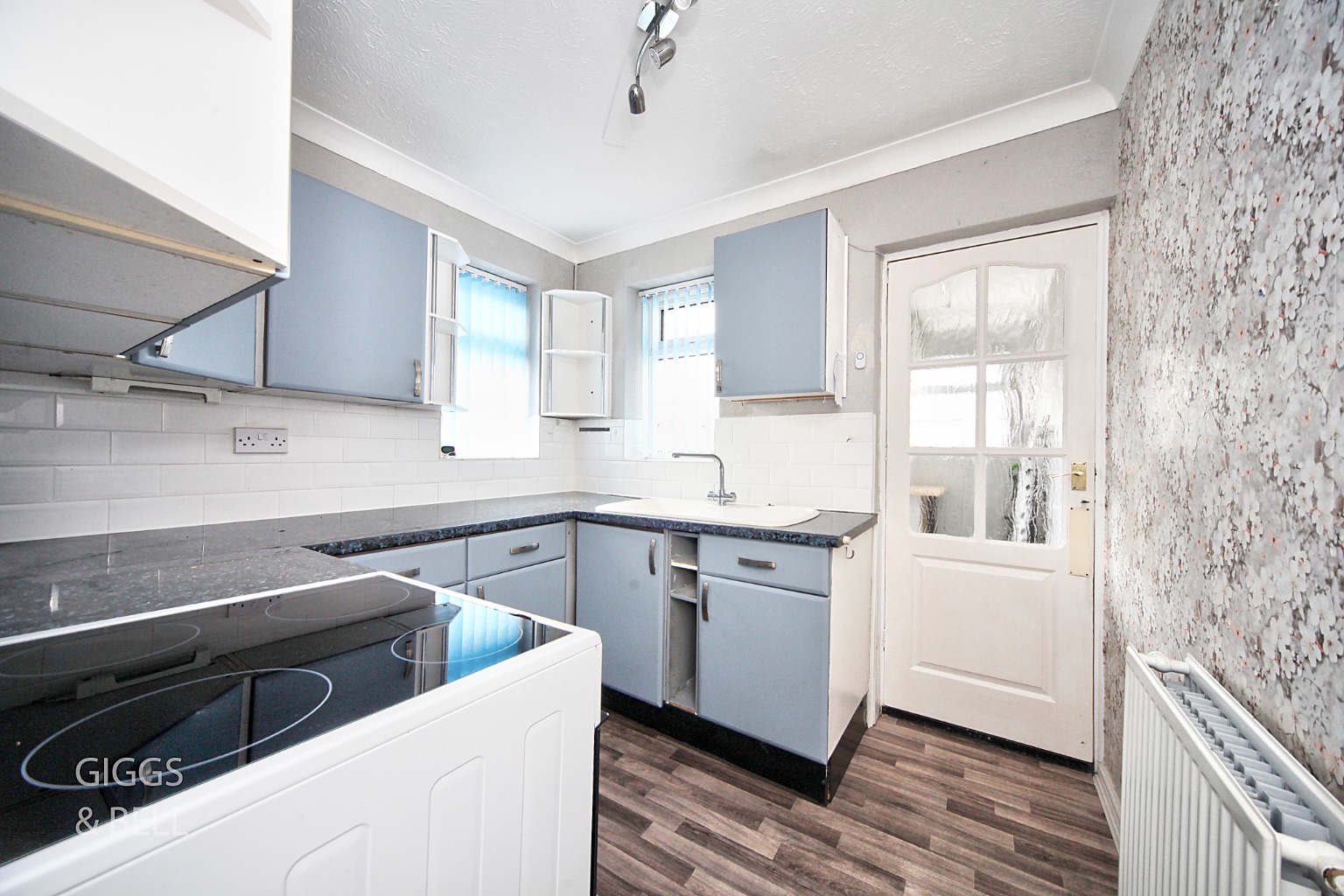 2 bed semi-detached bungalow for sale in Hathaway Close, Luton  - Property Image 9