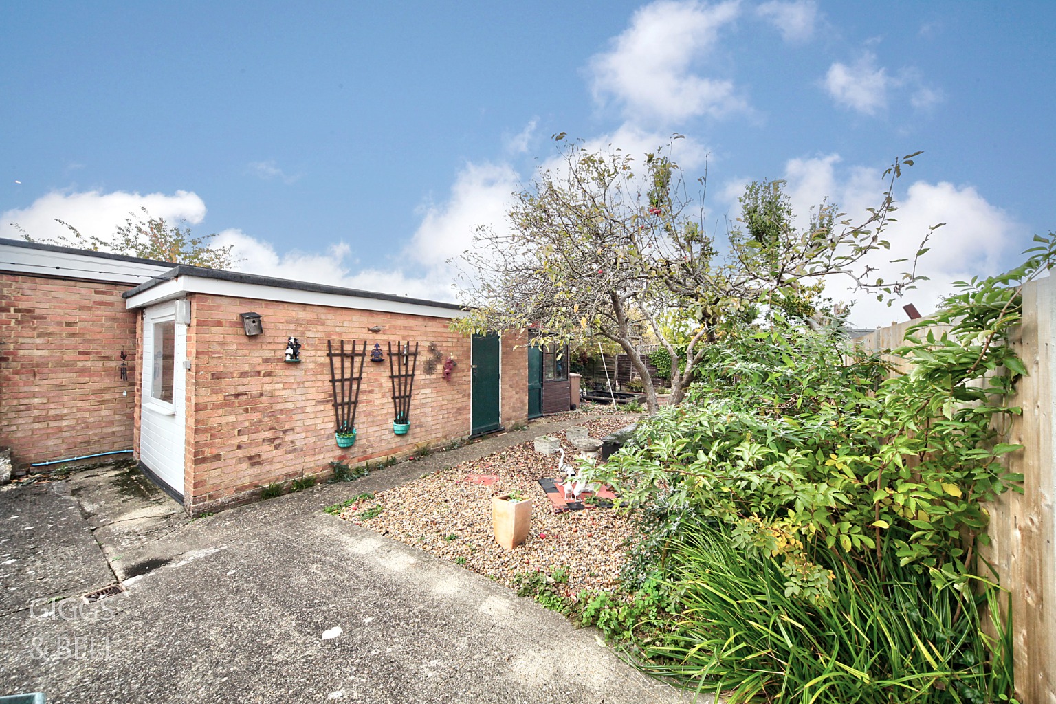 2 bed semi-detached bungalow for sale in Hathaway Close, Luton 20