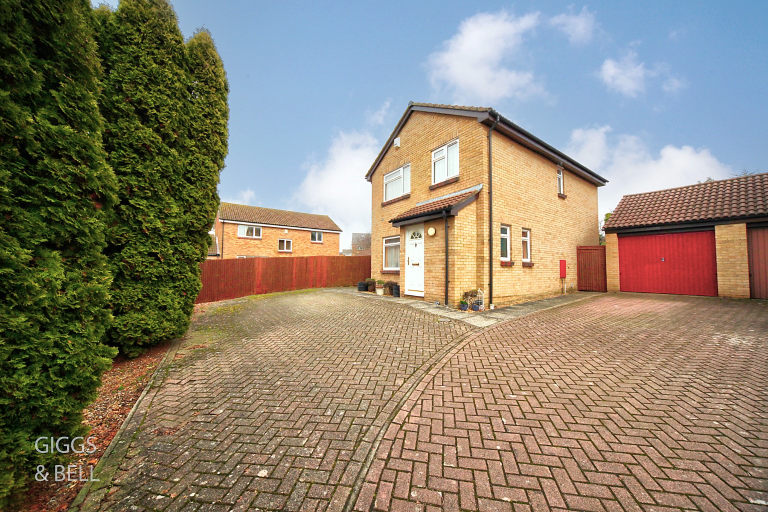4 bed detached house for sale in Glenfield Road, Luton  - Property Image 1