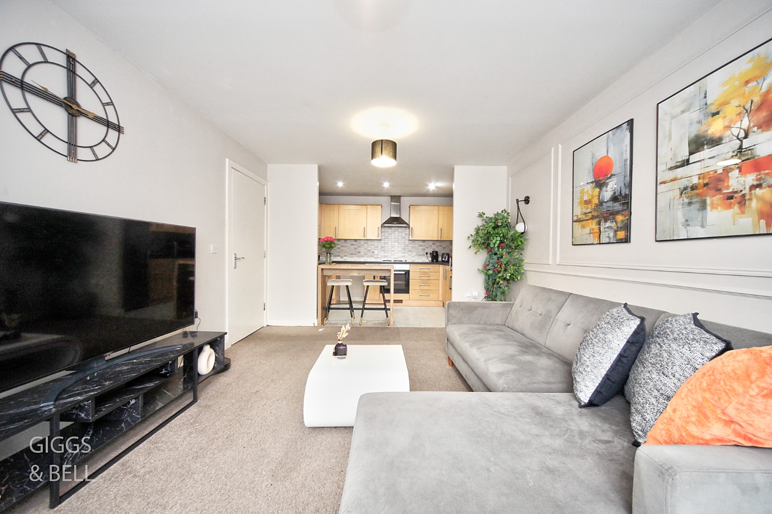 2 bed flat for sale in Holly Street, Luton - Property Image 1