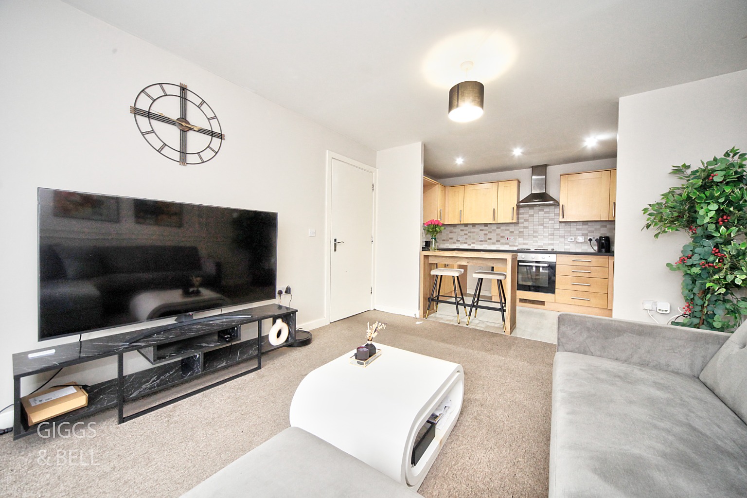 2 bed flat for sale in Holly Street, Luton 2