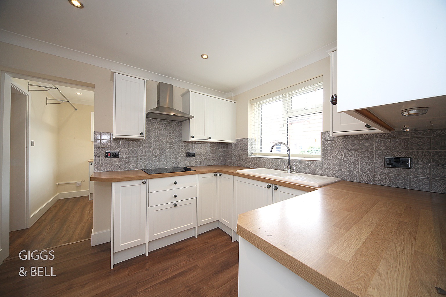 3 bed semi-detached house for sale in Laxton Close, Luton  - Property Image 3