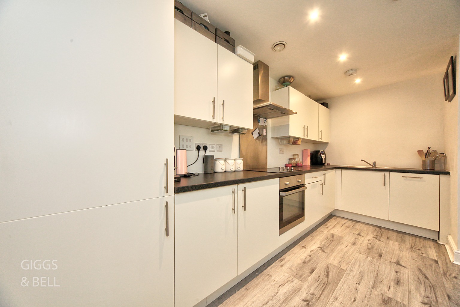 2 bed flat for sale in Cypress Road, Luton 5