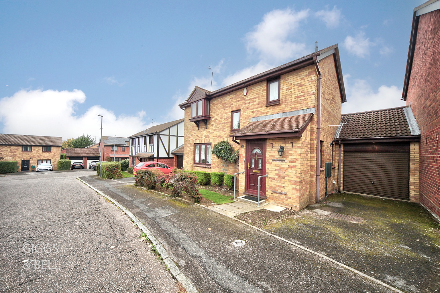 3 bed link detached house for sale in Redmire Close, Luton 1