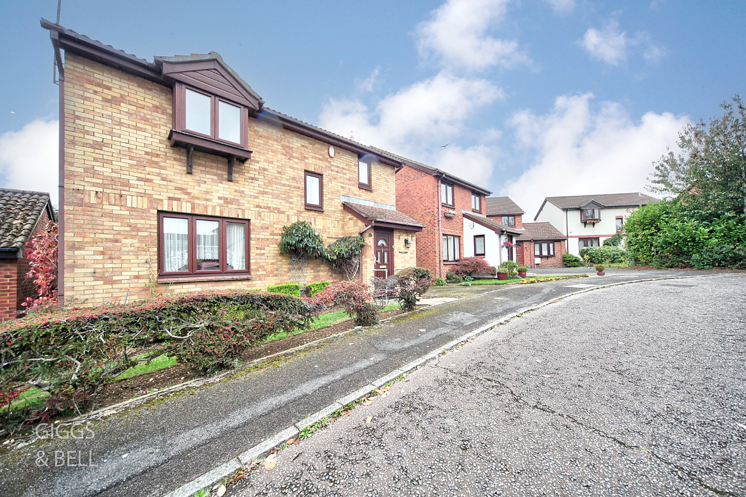 3 bed link detached house for sale in Redmire Close, Luton  - Property Image 3