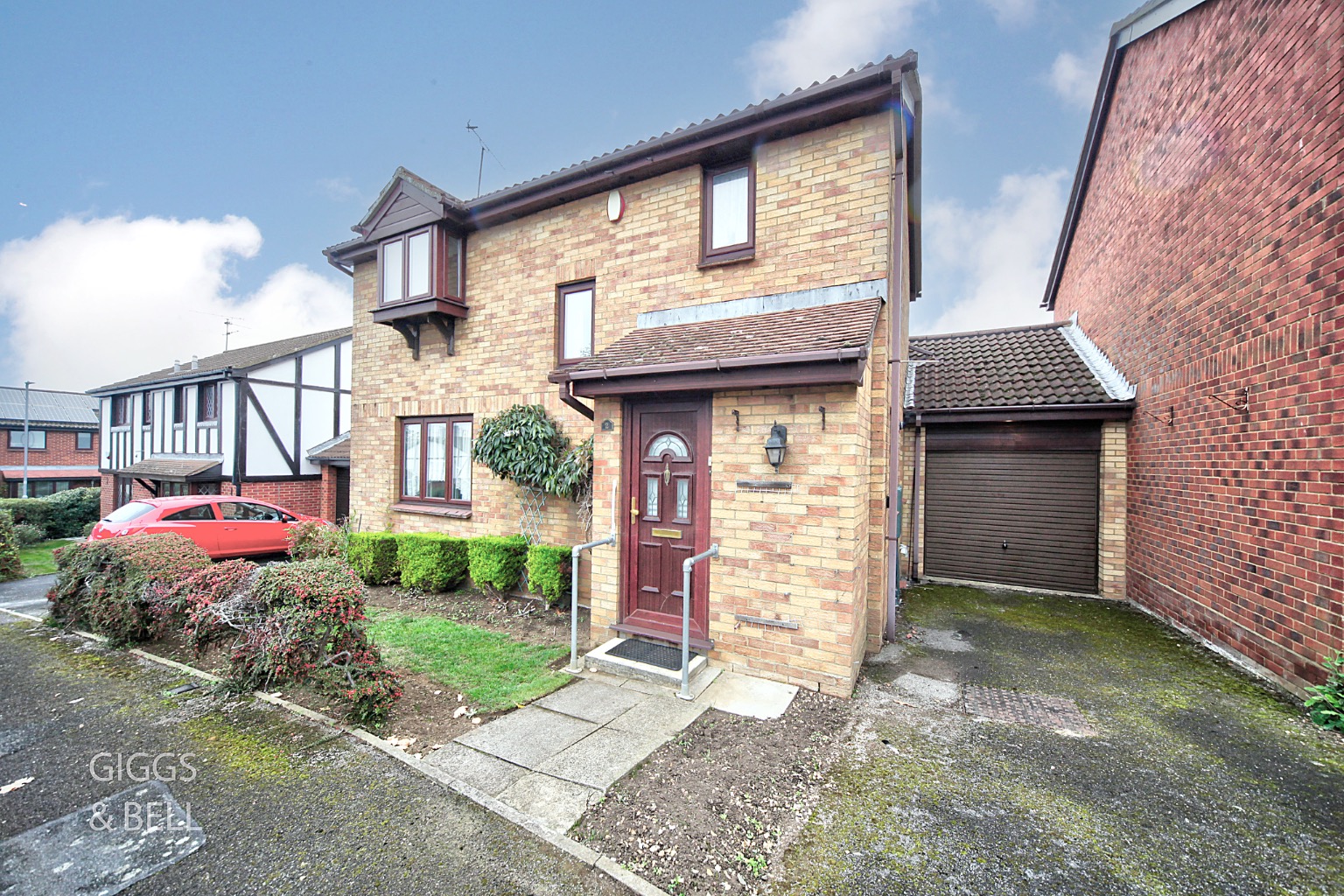 3 bed link detached house for sale in Redmire Close, Luton  - Property Image 1