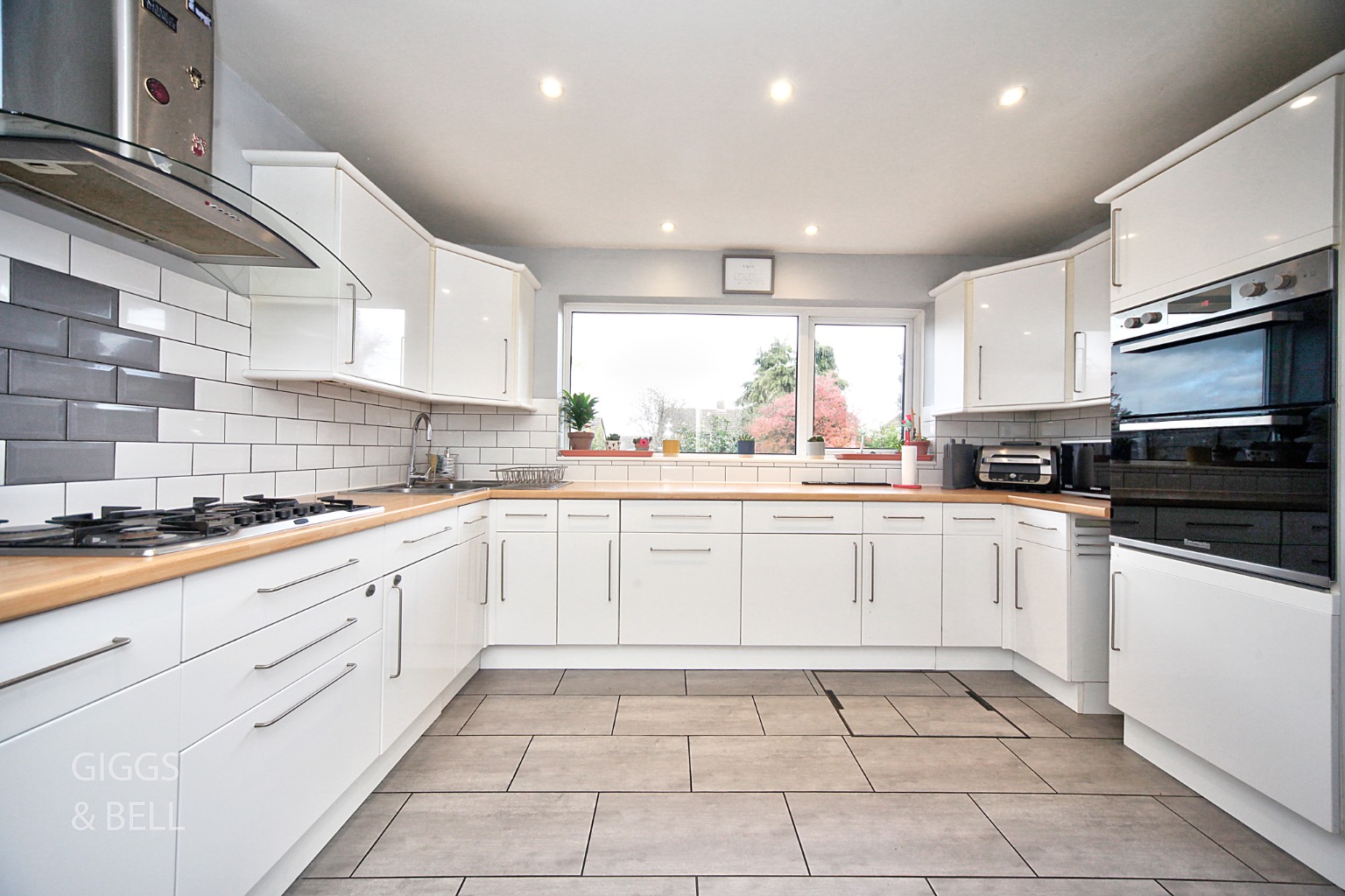 3 bed semi-detached house for sale in Redwood Drive, Luton  - Property Image 4