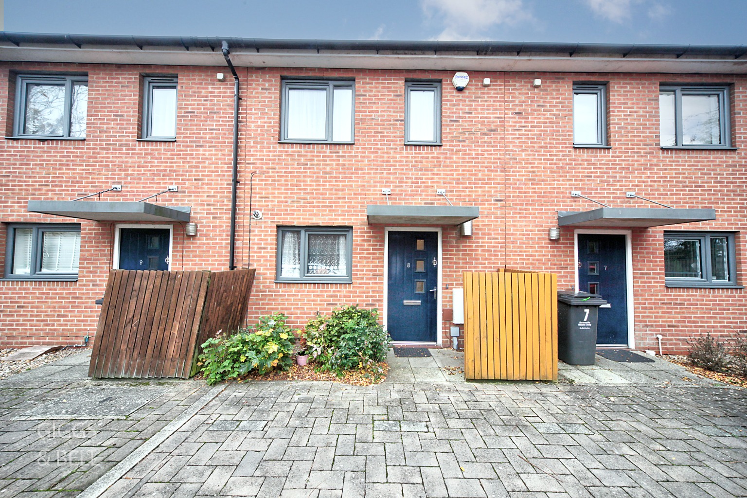 2 bed terraced house for sale in Falks Hill, Luton - Property Image 1