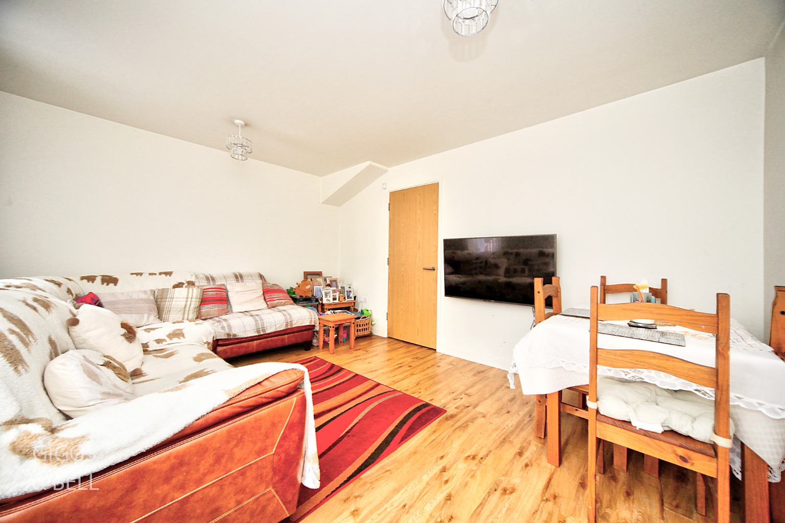 2 bed terraced house for sale in Falks Hill, Luton 2