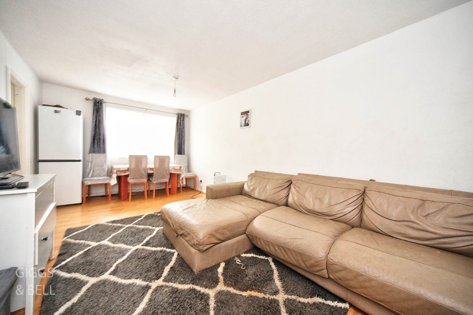 2 bed flat for sale in Downs Road, Luton  - Property Image 2