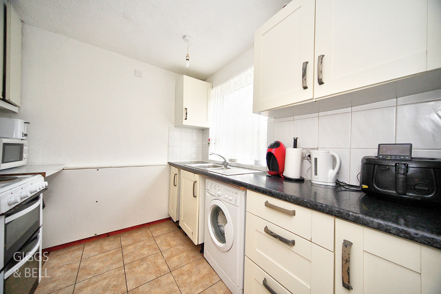 2 bed flat for sale in Downs Road, Luton  - Property Image 6