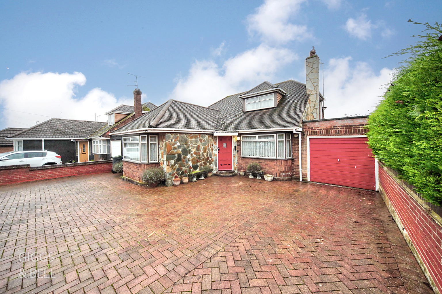 3 bed detached bungalow for sale in Stoneygate Road, Luton  - Property Image 1