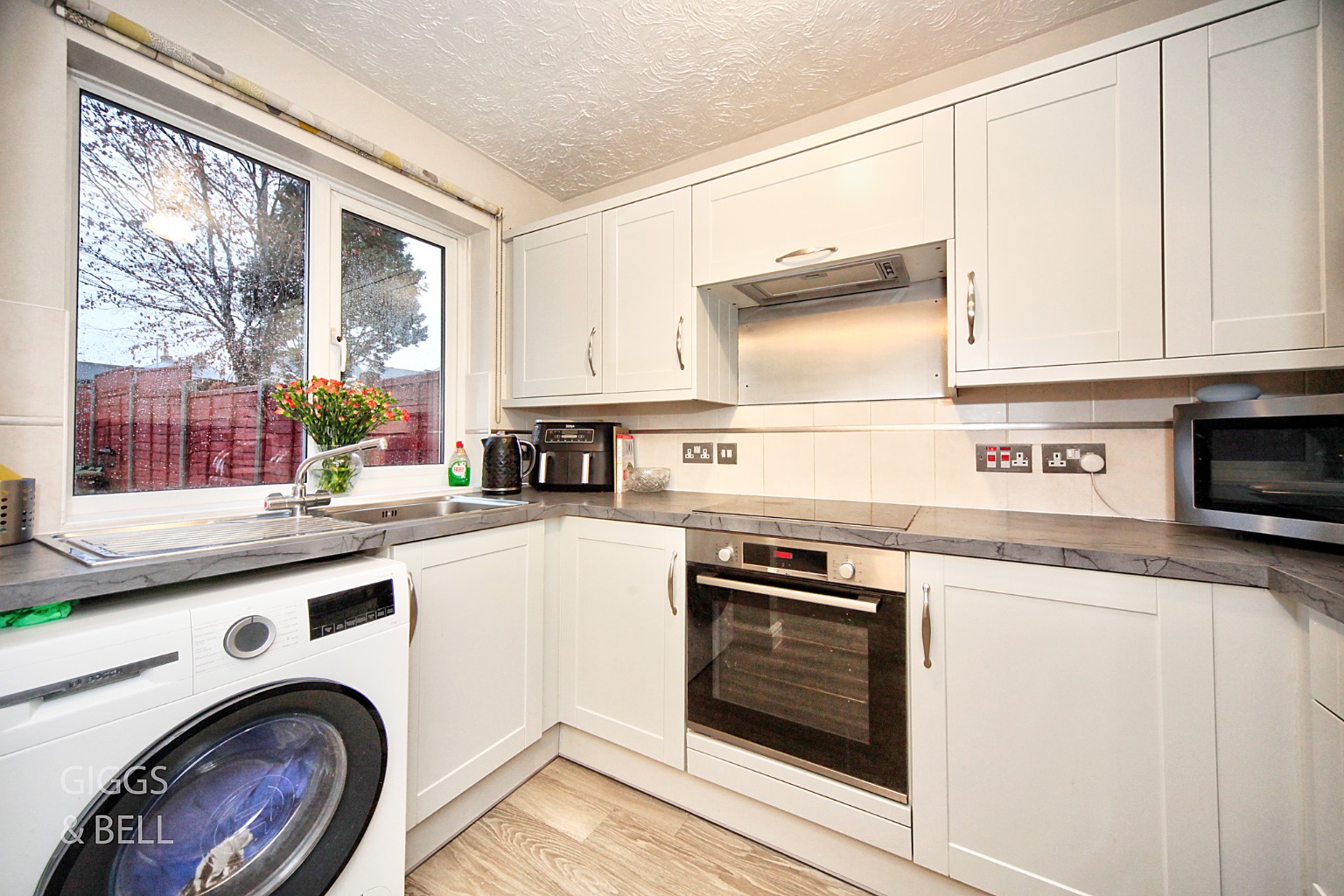 3 bed end of terrace house for sale in Pytchley Close, Luton 6