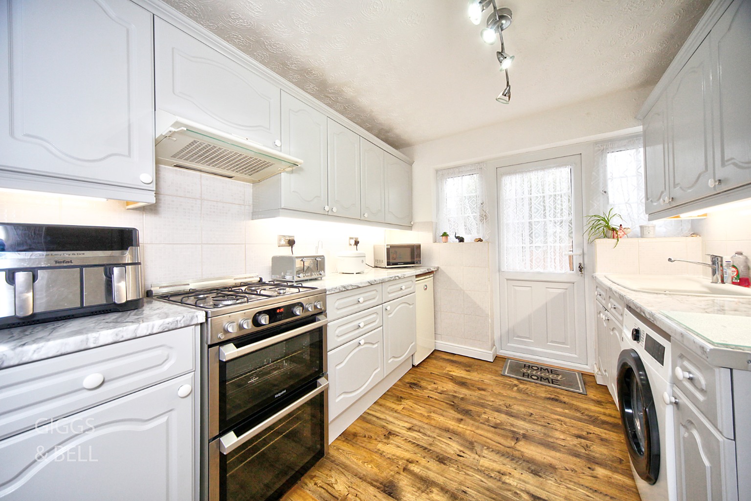 2 bed semi-detached house for sale in Redwood Drive, Luton  - Property Image 3
