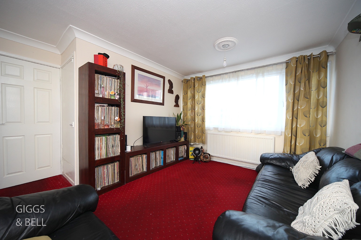 3 bed end of terrace house for sale in Thrales Close, Luton 2