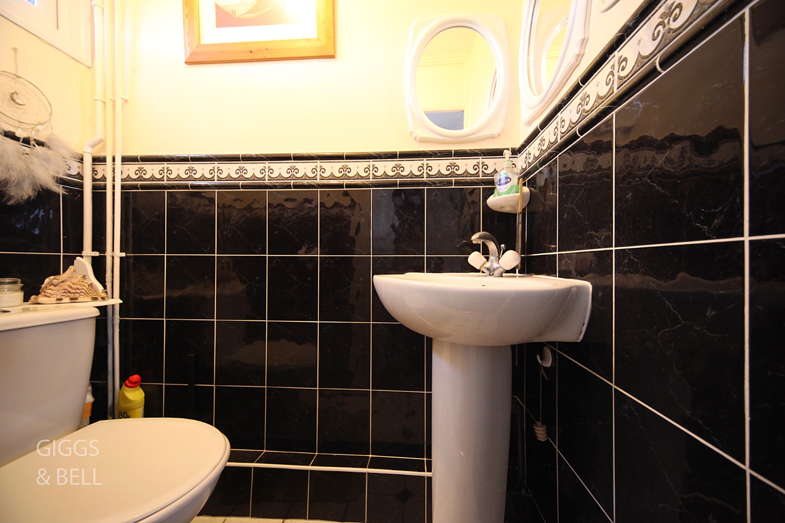 3 bed end of terrace house for sale in Thrales Close, Luton 5