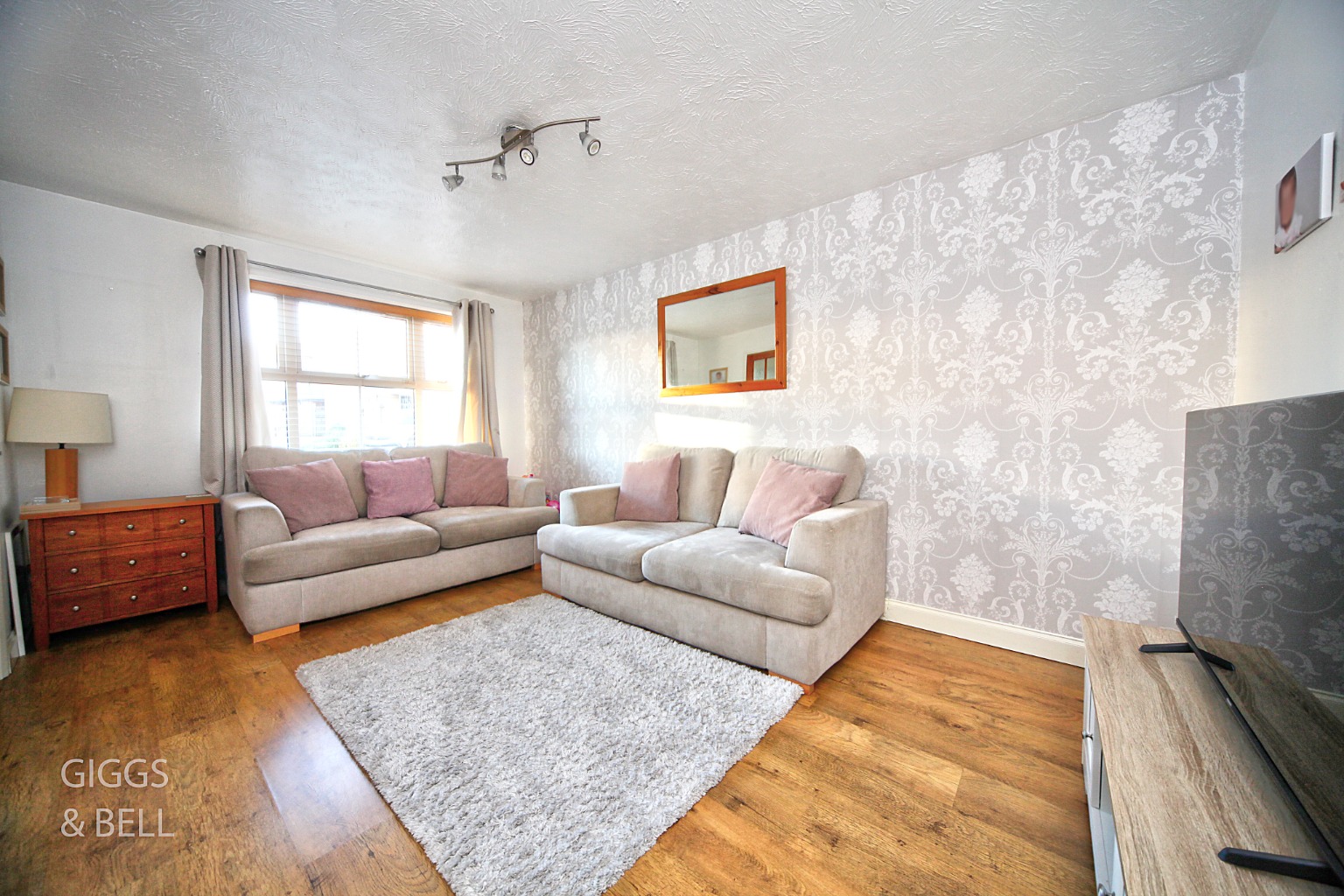 3 bed end of terrace house for sale in Lambourn Drive, Luton 2