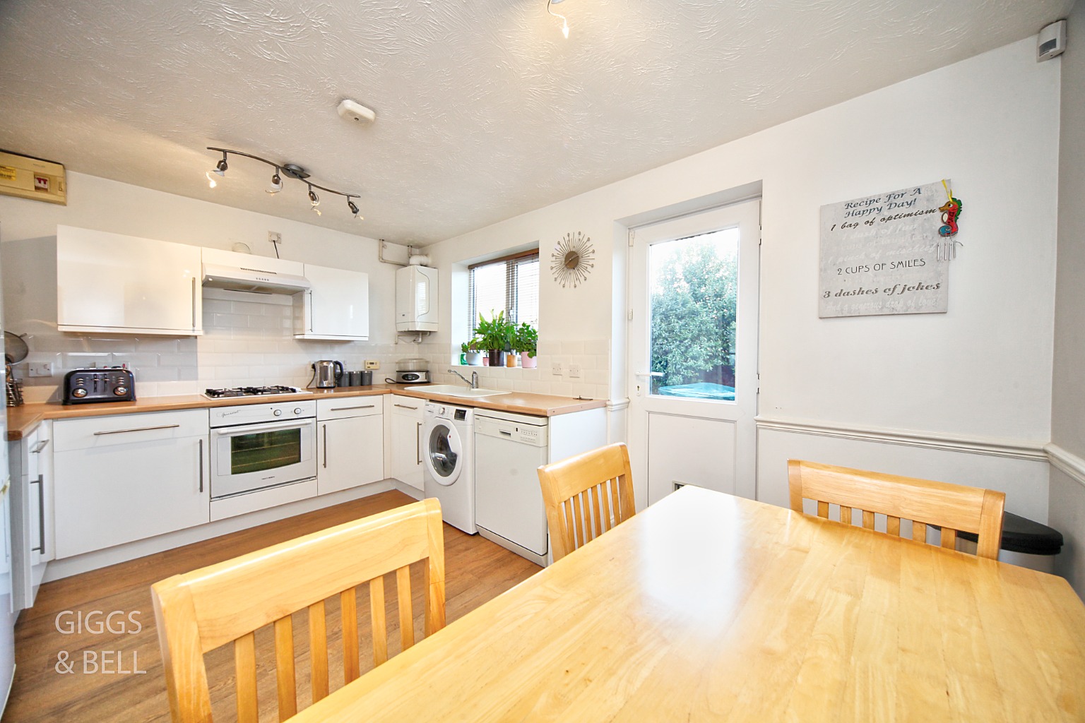 3 bed end of terrace house for sale in Lambourn Drive, Luton 4