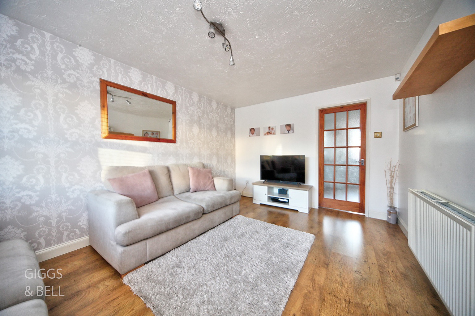 3 bed end of terrace house for sale in Lambourn Drive, Luton  - Property Image 2
