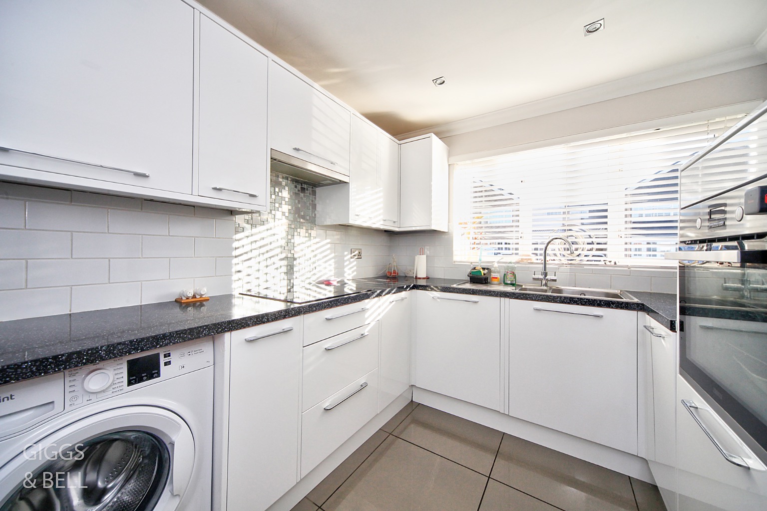 2 bed semi-detached house for sale in Alfriston Close, Luton  - Property Image 8