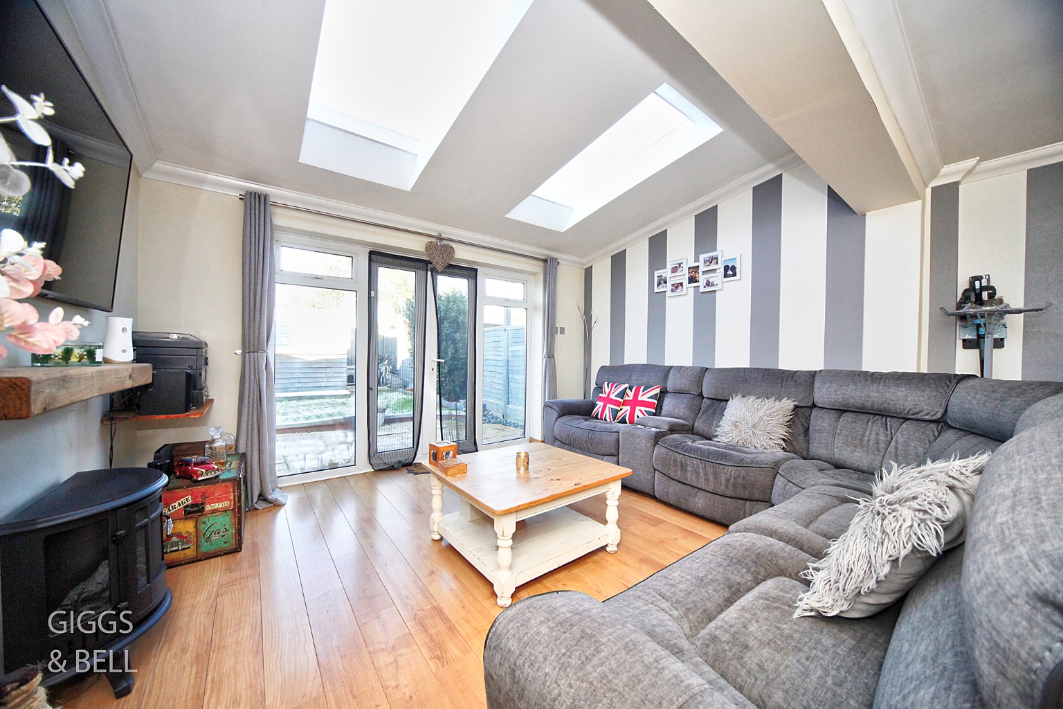 2 bed semi-detached house for sale in Alfriston Close, Luton 1