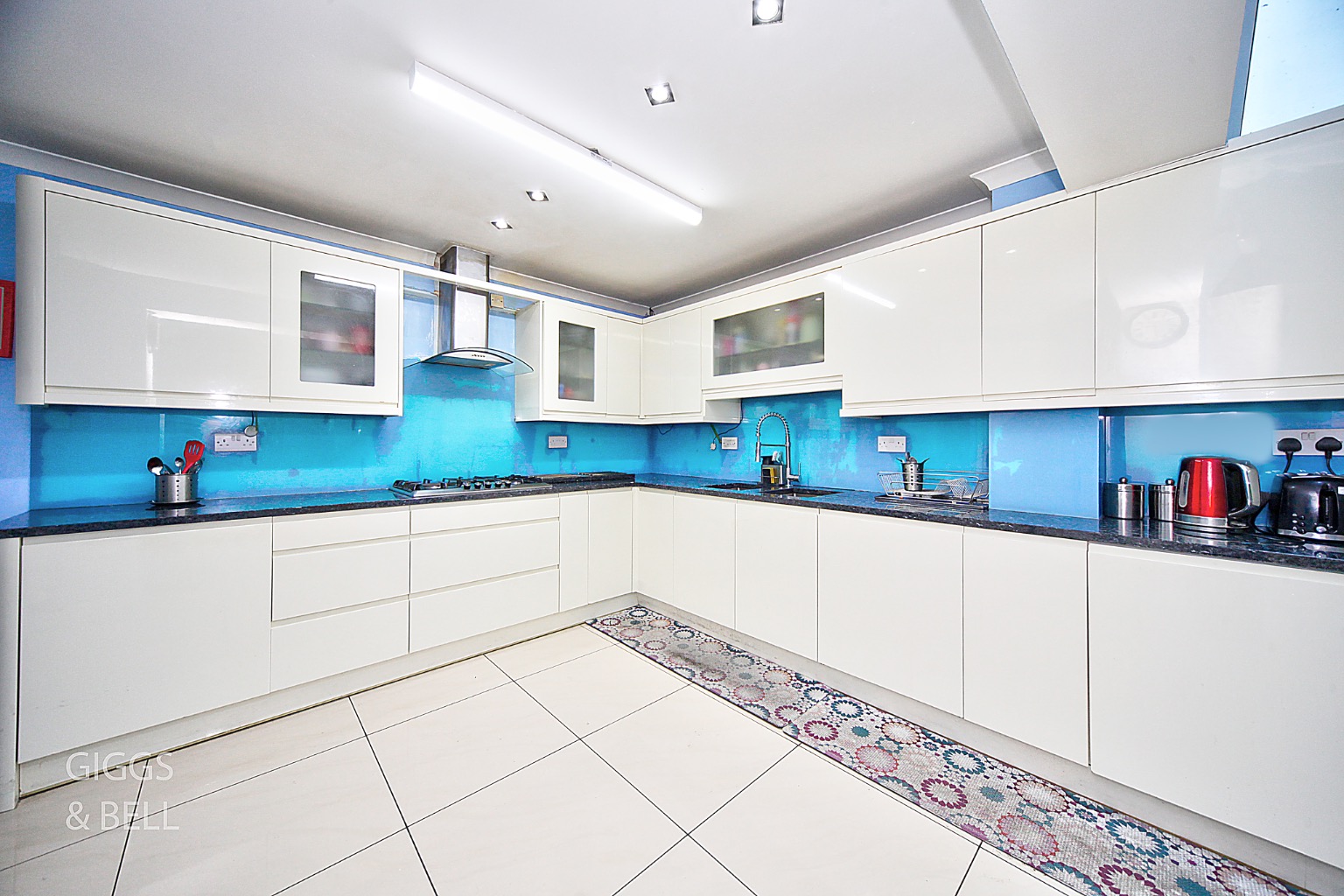 6 bed terraced house for sale in Morgan Close, Luton  - Property Image 4