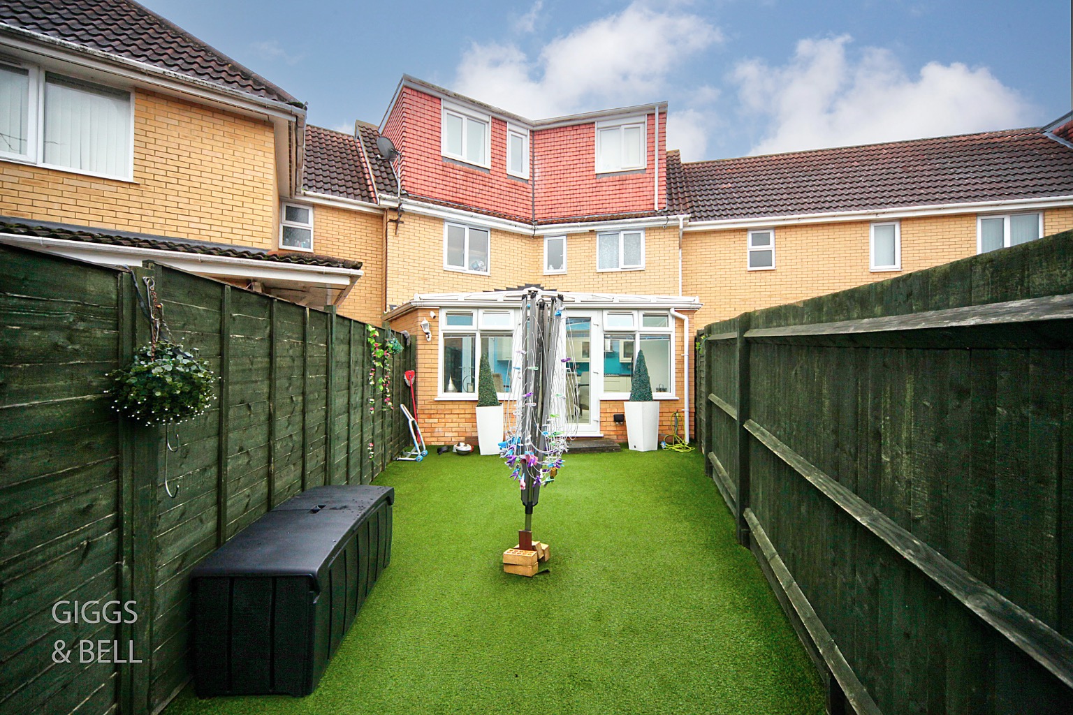 6 bed terraced house for sale in Morgan Close, Luton 21