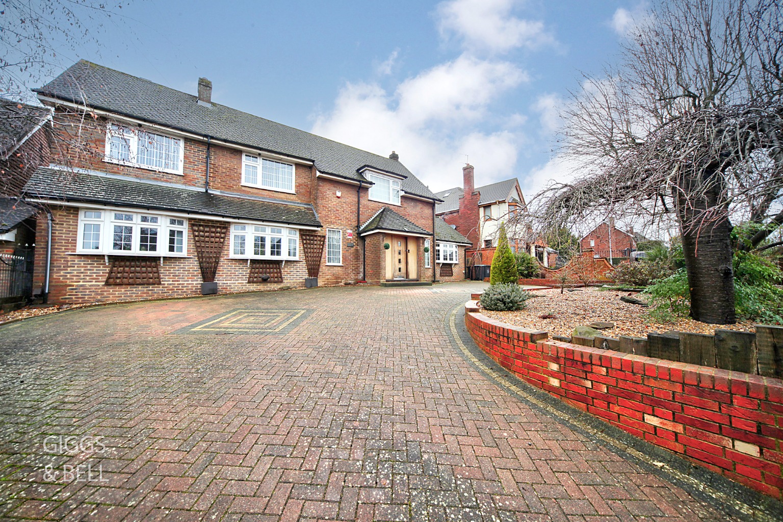 4 bed detached house for sale in Old Bedford Road, Luton  - Property Image 1