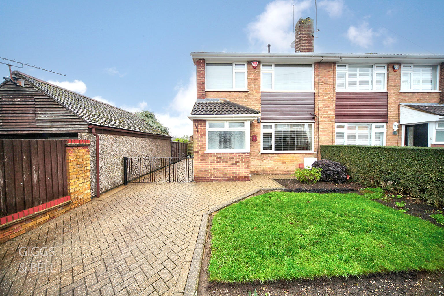 3 bed semi-detached house for sale in Englefield, Luton - Property Image 1