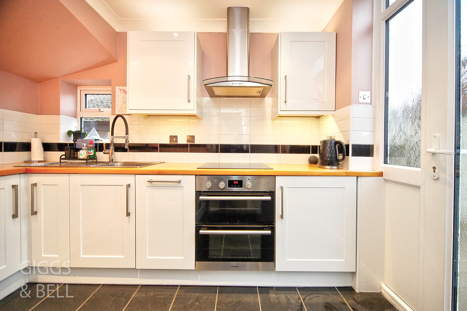 3 bed semi-detached house for sale in Englefield, Luton 5