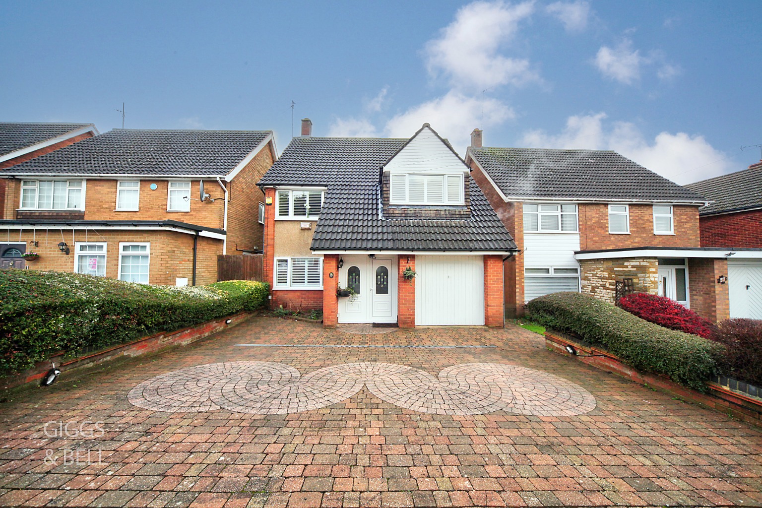 4 bed detached house for sale in Fairford Avenue, Luton  - Property Image 1