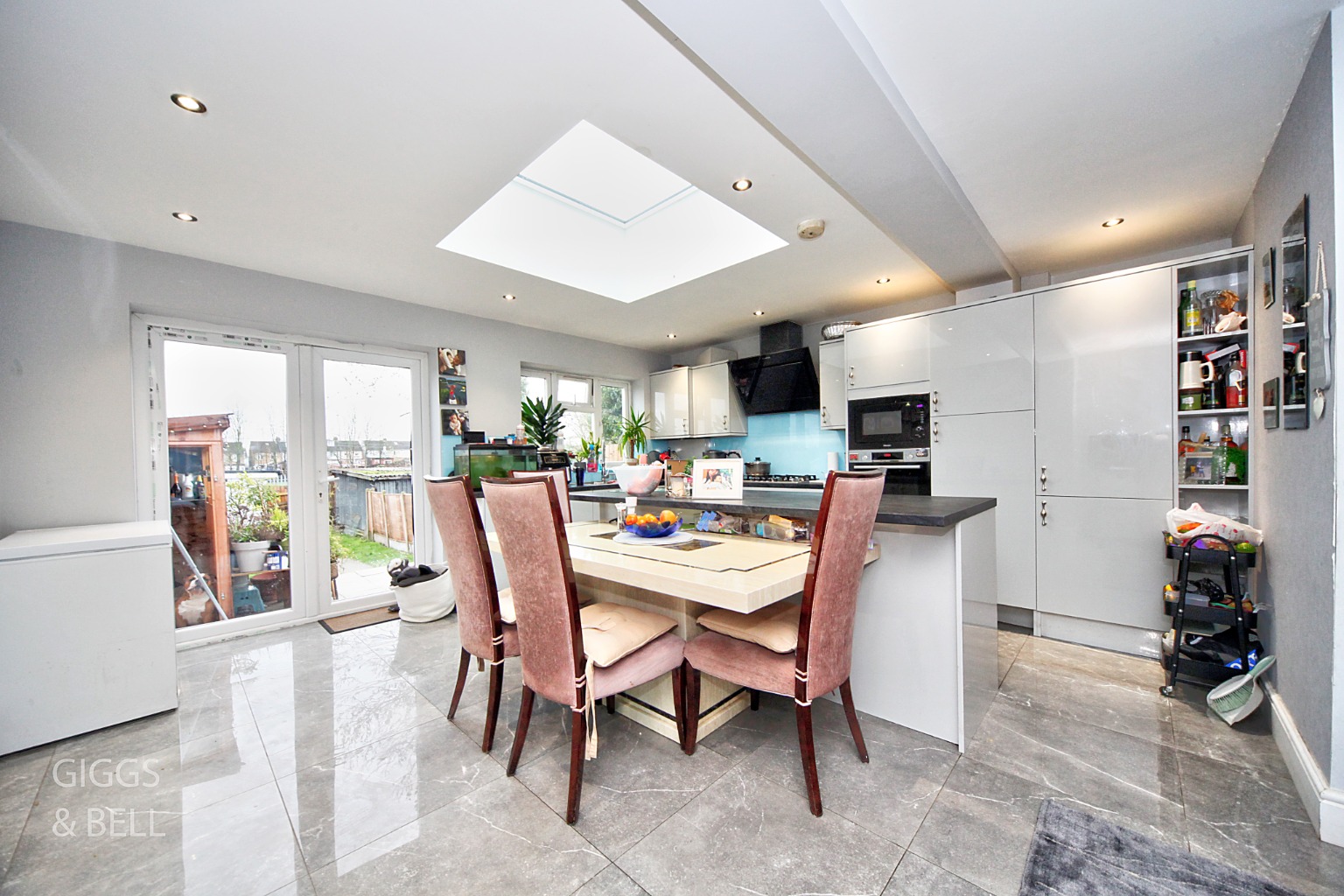 3 bed terraced house for sale in Gardenia Avenue, Luton 5