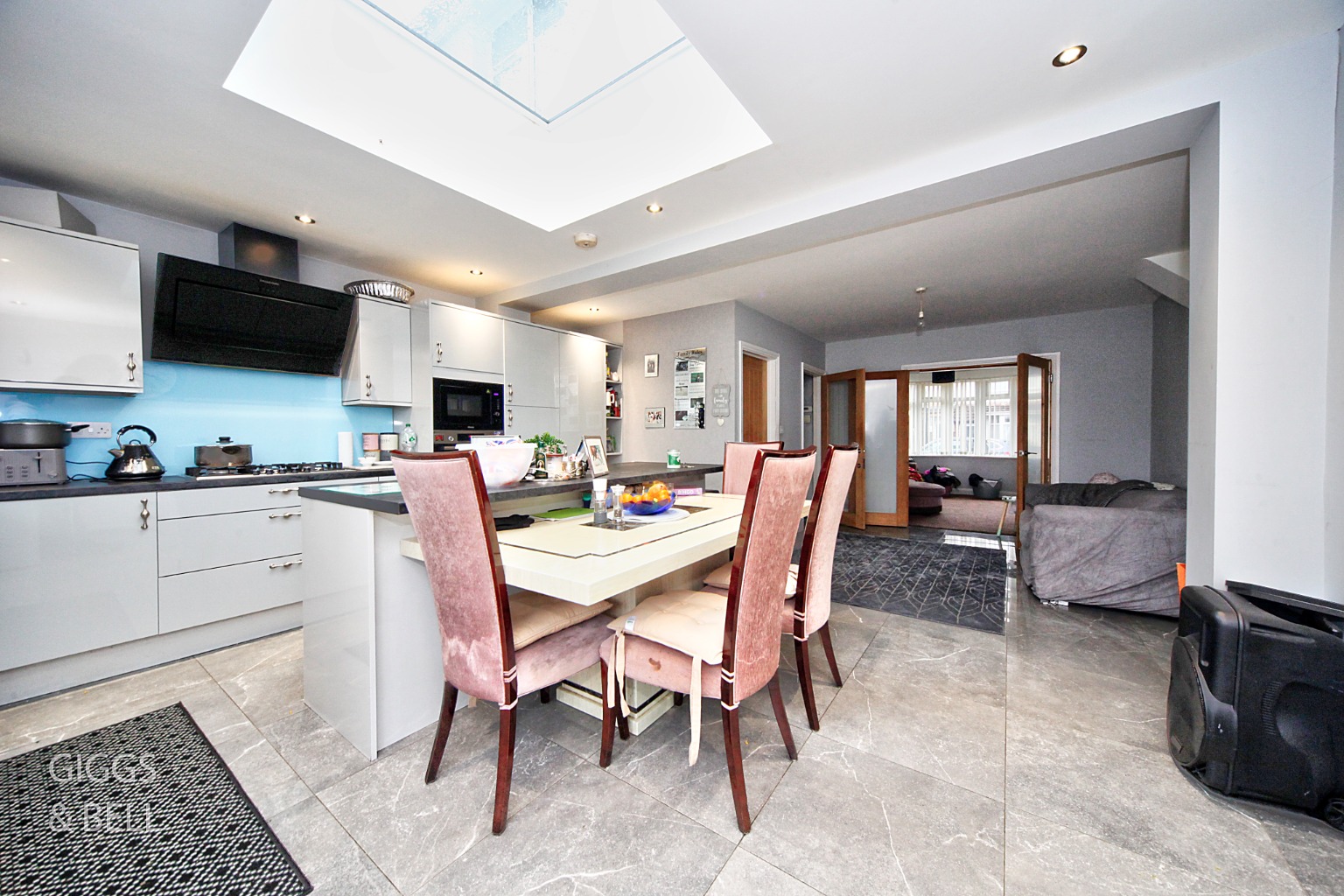 3 bed terraced house for sale in Gardenia Avenue, Luton 4